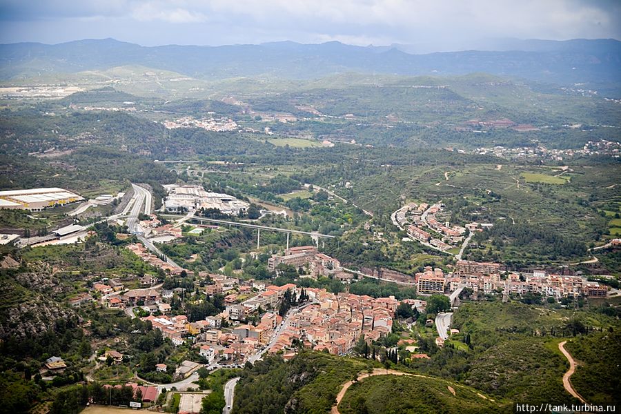 В теплом вагоне, наслаждаясь видами долины, остающейся где-то внизу, мы прибыли на станцию «Montserrat».