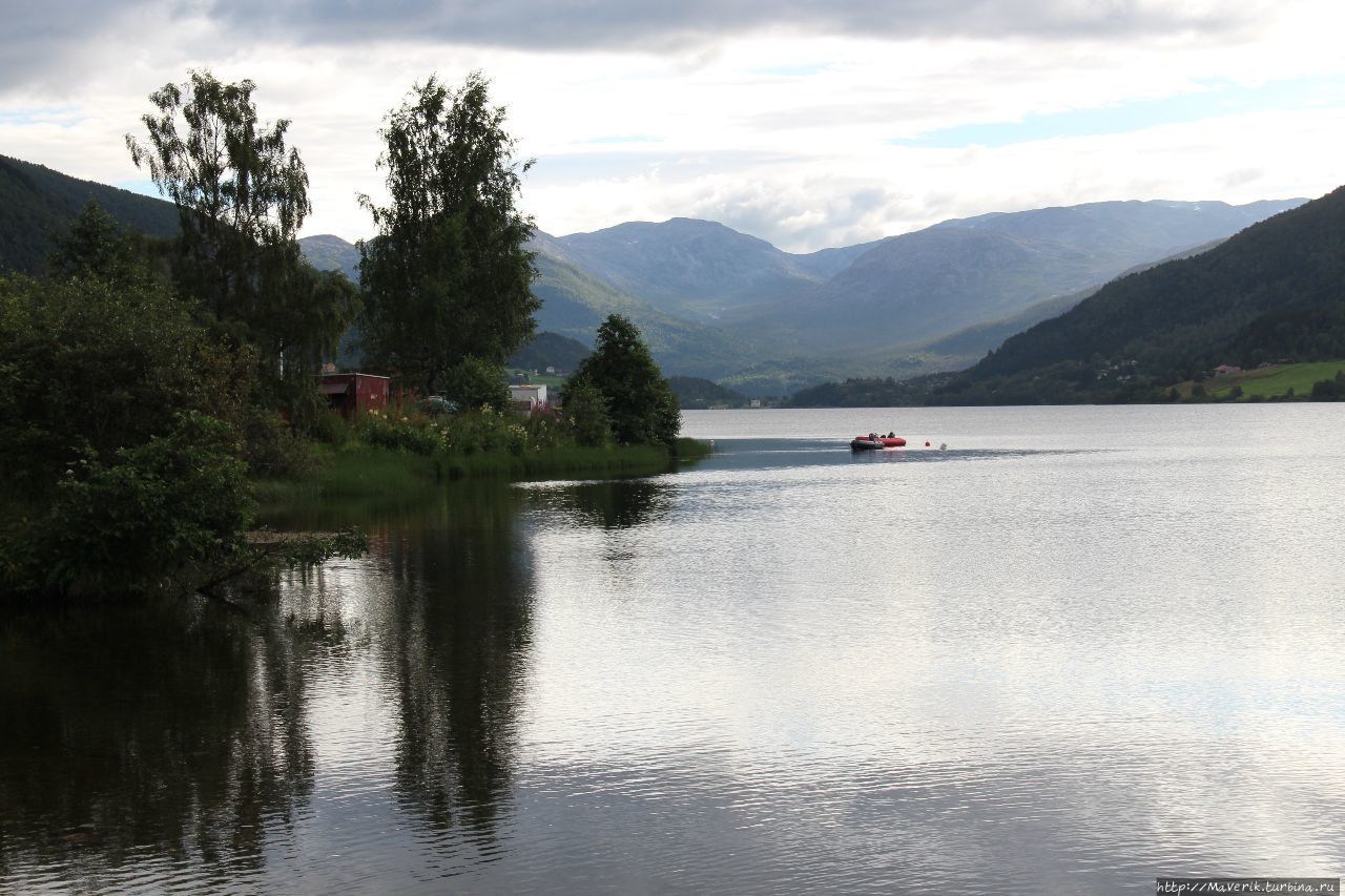 Прогулка у живописного озера Оппхейм Оппхейм, Норвегия