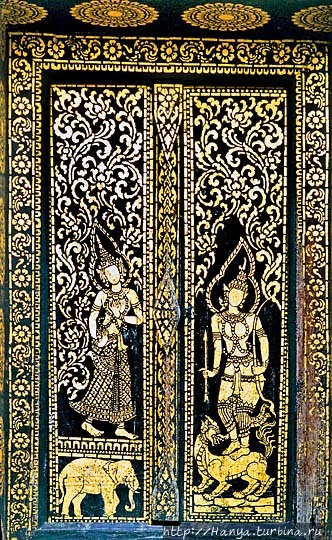Ват Тхат Луанг. Левая дверь Сима с изображениями индуистских божеств, стоящих на спинах животных. Фото из интернета