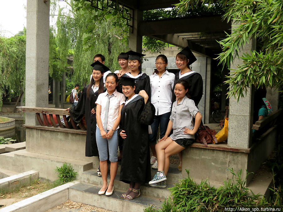 Выпускной на кампусе Хэнаньского художественного института Кайфэн, Китай