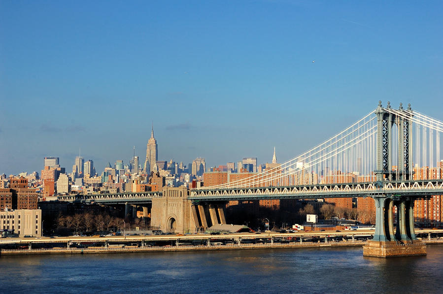 Бруклинский мост. Вид на Манхэттэнский мост и Эмпайр Стейт Билдинг Нью-Йорк, CША