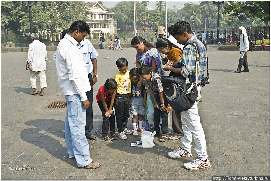 Печатают фотографии прямо на улице...
* Мумбаи, Индия