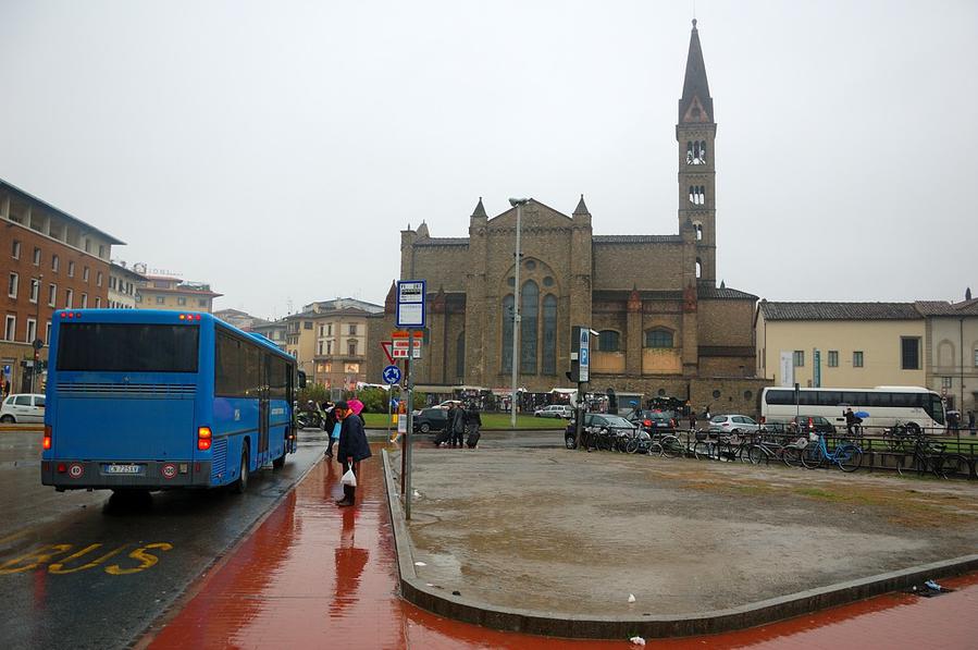 Церковь Санта-Мария-Новелла, в честь которой назван главный форентийский вокзал Флоренция, Италия