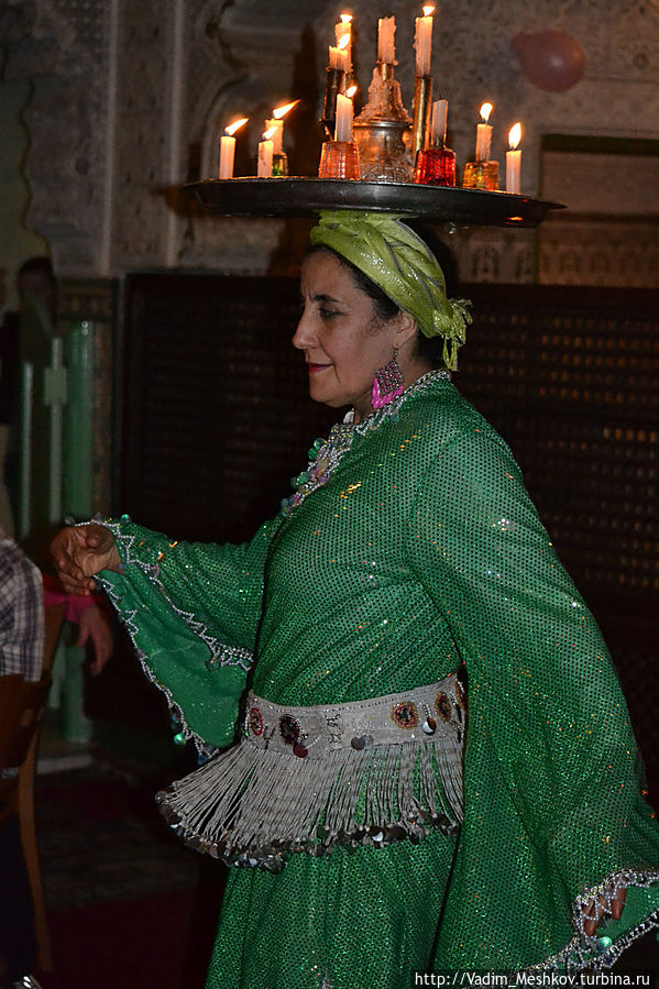 Танцовщица со свечами на голове Марракеш, Марокко