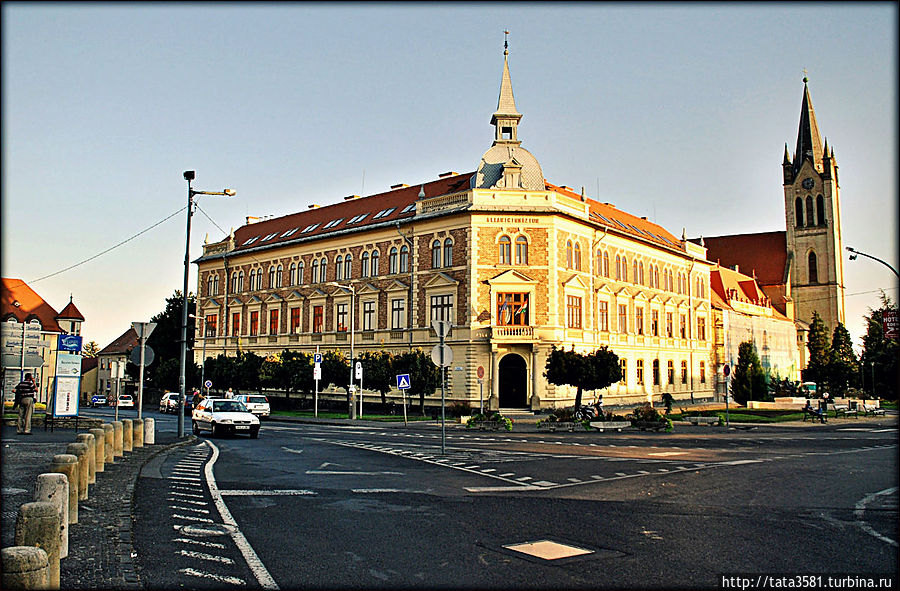 На центральной площади города находится городская ратуша, прекрасный образец барочной архитектуры XVIII века.