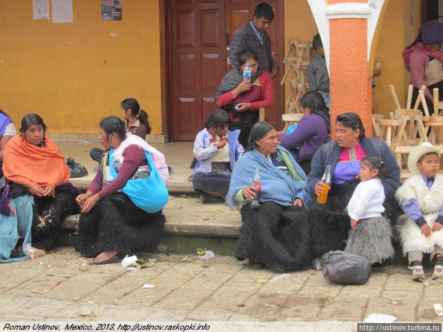 тетки с фантами и колами Нуэво-Сан-Хуан-Чамула, Мексика