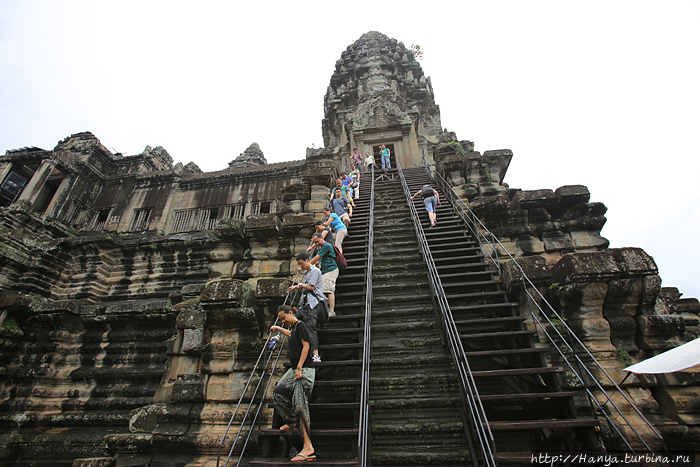 Современная лестница с свееро-восточной стороны, ведущая к башням Ангкор Вата