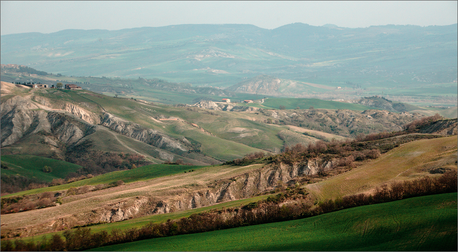 Далее мы двинули в сторону города Radicofani, по пути остановились на смотровой площадке и Паша нам прочел большую лекции про эти места, но я ничего не запомнил, потому просто покажу фотографии :)