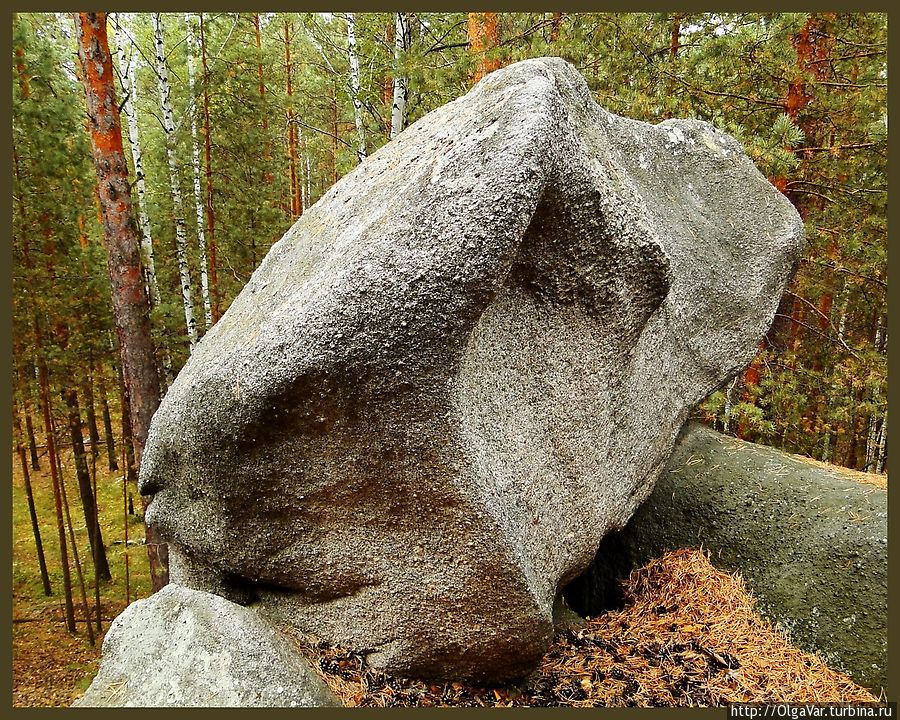 Гигантские камни до поры до времени держатся на вершине, но пройдет еще много лет и они окажутся внизу... Исеть, Россия