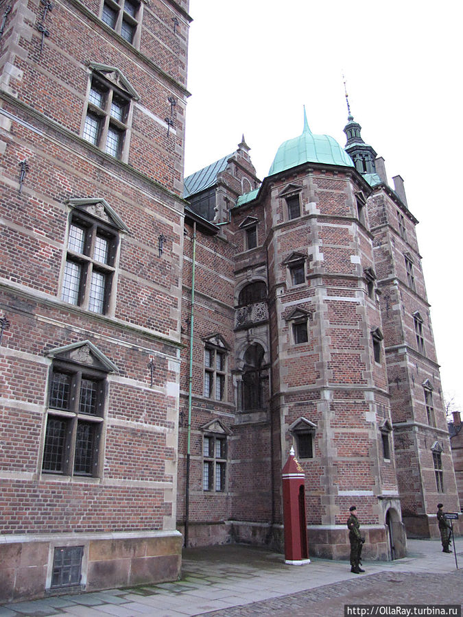 И сейчас у дворца несут службу военные. По обыкновению, прохаживаются туда-сюда.