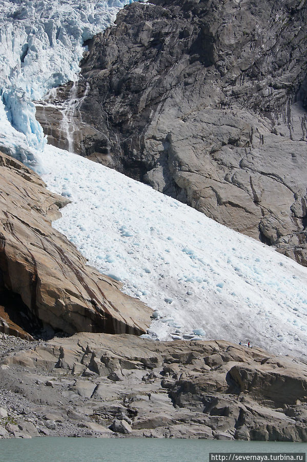 Обратите внимание на масштаб! Видите внизу у ледника человеческие фигуры? Стрюн, Норвегия
