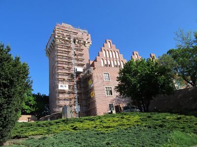 Королевский замок во время восстановления в 2012 году.
Королевский замок, старейшая королевская резиденция в Польше, основанная польским королём Пшемыслом II. Строительство крепости длилось с конца XIII до середины XV века.