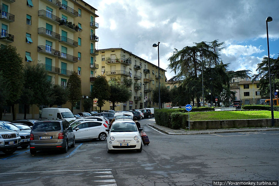 Площадь перед станцией. Поджибонси, Италия