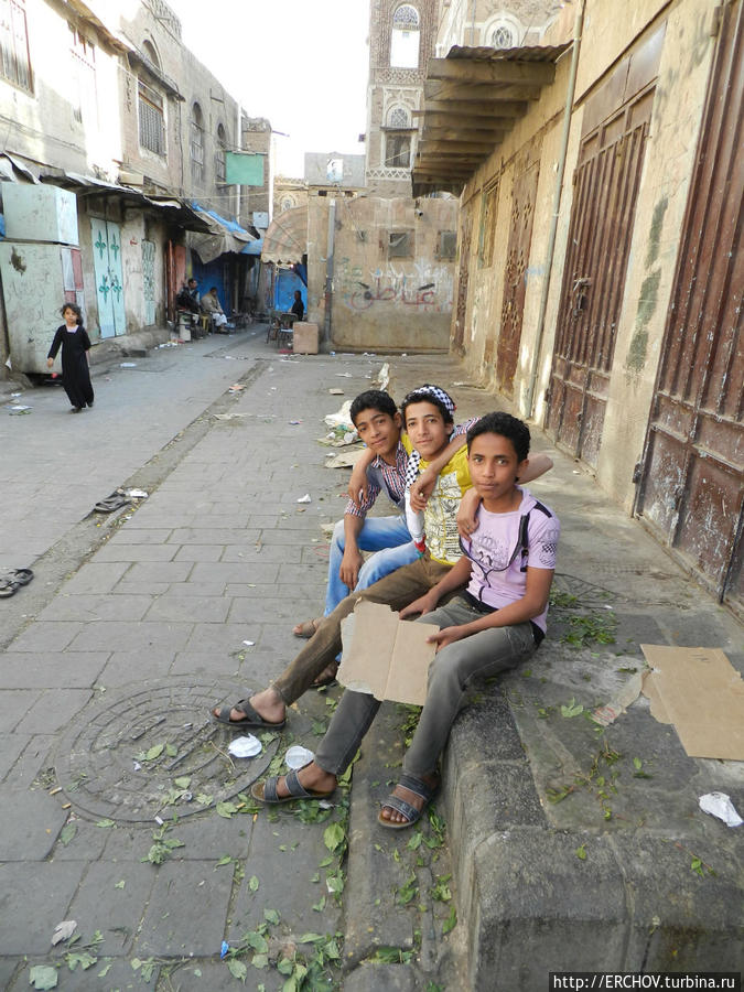 Дети сидят на том месте, где торговали катом. Йемен