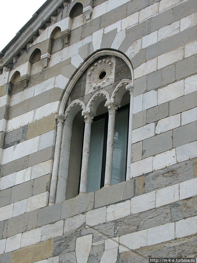 Декоративная галерея над вторым входом Генуя, Италия