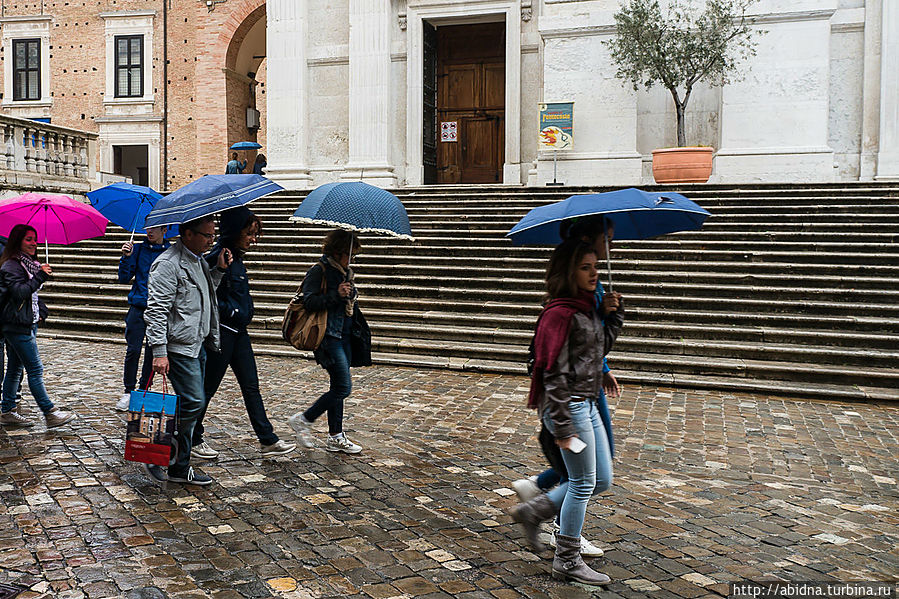 А теперь прогуляемся по улочкам города... под зонтами Урбино, Италия
