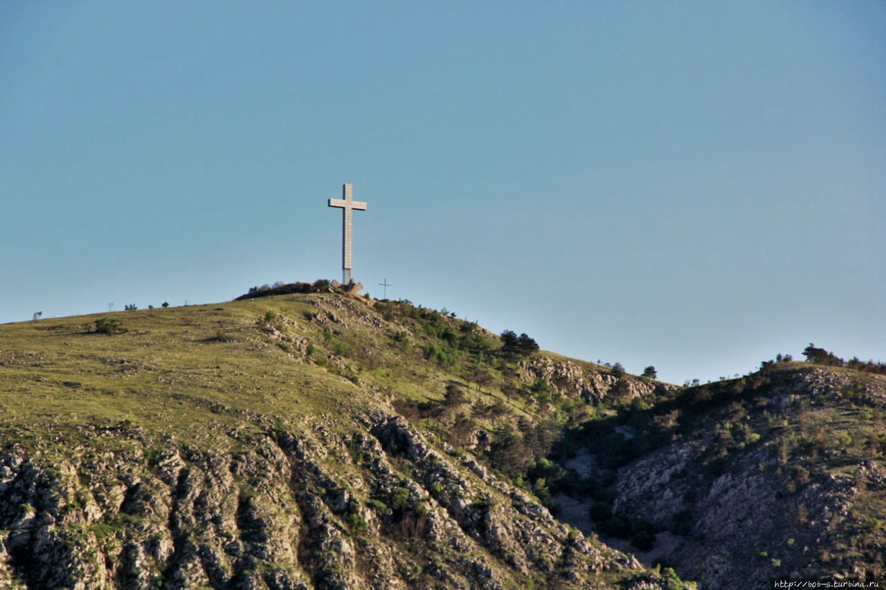 Гора Хум (Hum). Крест был возведен в 2000 году как религиозный символ католической веры и с тех пор является причиной разногласий и споров между мусульманами и католиками Мостар, Босния и Герцеговина