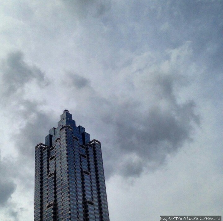 Вершина небоскрёба СанТраст Плаза (SunTrust Plaza), второго по величине в городе. Атланта, CША