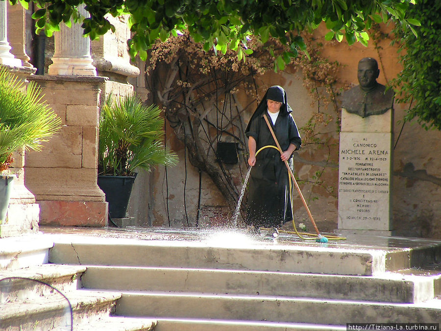 Монахиня наводит чистоту Шакка, Италия