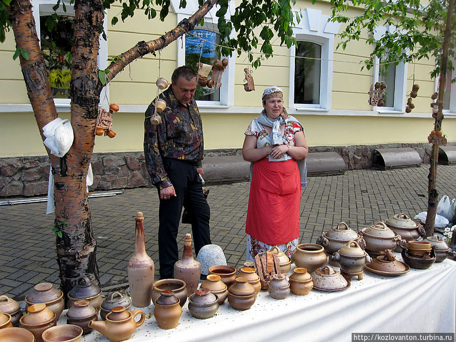 На смену карнавалу на проспект Мира пришли народные умельцы со своими поделками.