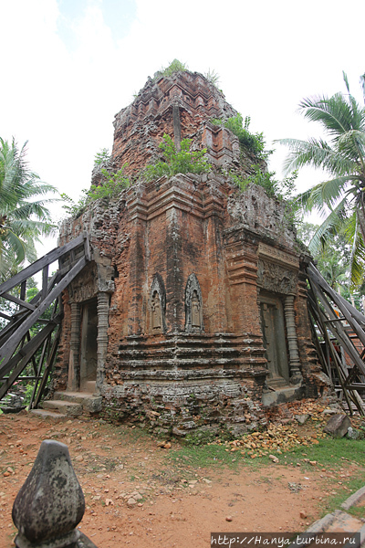 Храм Лолей. Юго-западная башня, посвященная теще короля. Фото из интернета Ангкор (столица государства кхмеров), Камбоджа