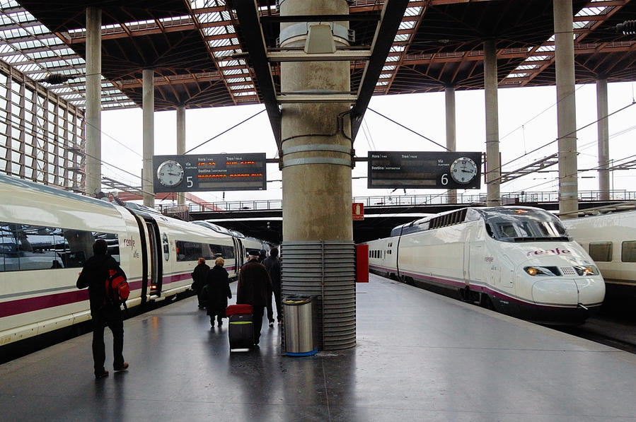 Скоростные поезда на вокзале Аточа Мадрид, Испания