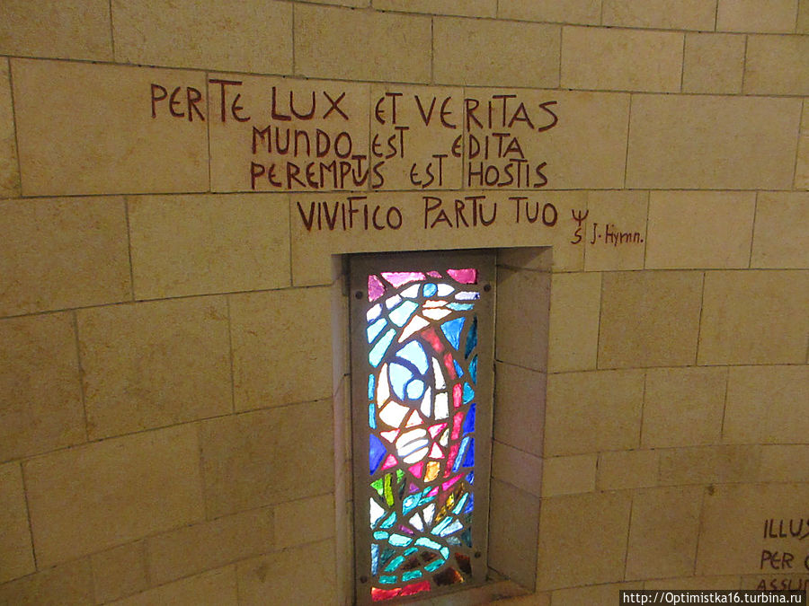 На лестнице, соединяющей верхнюю и нижнюю часть церкви