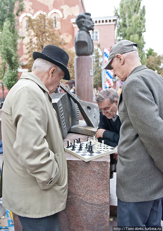 У памятника Пятницкому очень любят собираться шахматисты, несмотря на то, что между музыкой и шахматами связи не очень много...
* Воронеж, Россия
