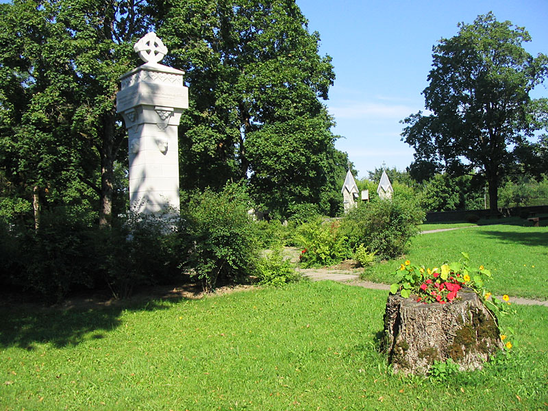 На церковном кладбище Рапла, Эстония