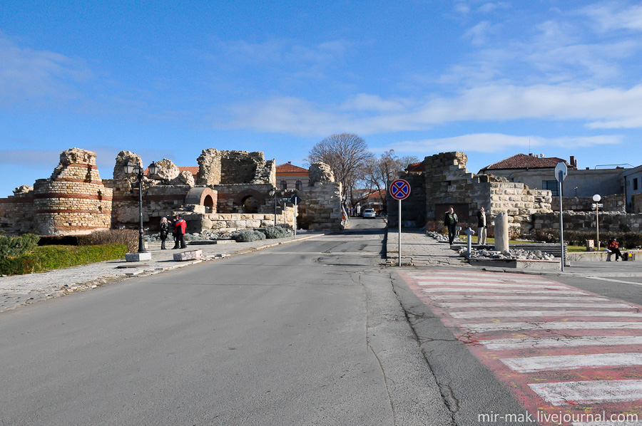 Главный вход в старый город. Несебр, Болгария