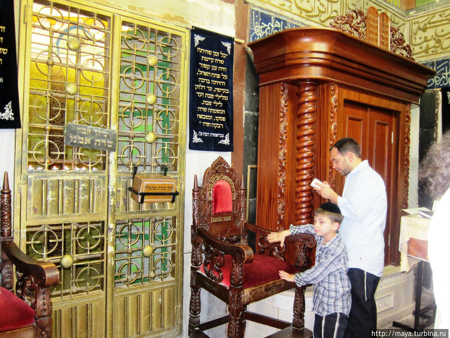 Внутри много свободных отделений для молитв. Хеврон, Палестина