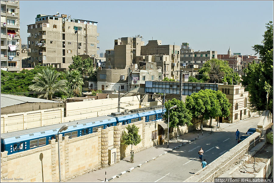 Единственное место, где мы мельком увидели каирское метро. Это из коптского храма. Дома в Каире очень странные и больше напоминают скворечники с нелепыми очертаниями. На многих — нет крыш (почему расскажу чуть позже)...
* Каир, Египет