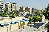 Единственное место, где мы мельком увидели каирское метро. Это из коптского храма. Дома в Каире очень странные и больше напоминают скворечники с нелепыми очертаниями. На многих — нет крыш (почему расскажу чуть позже)...
*