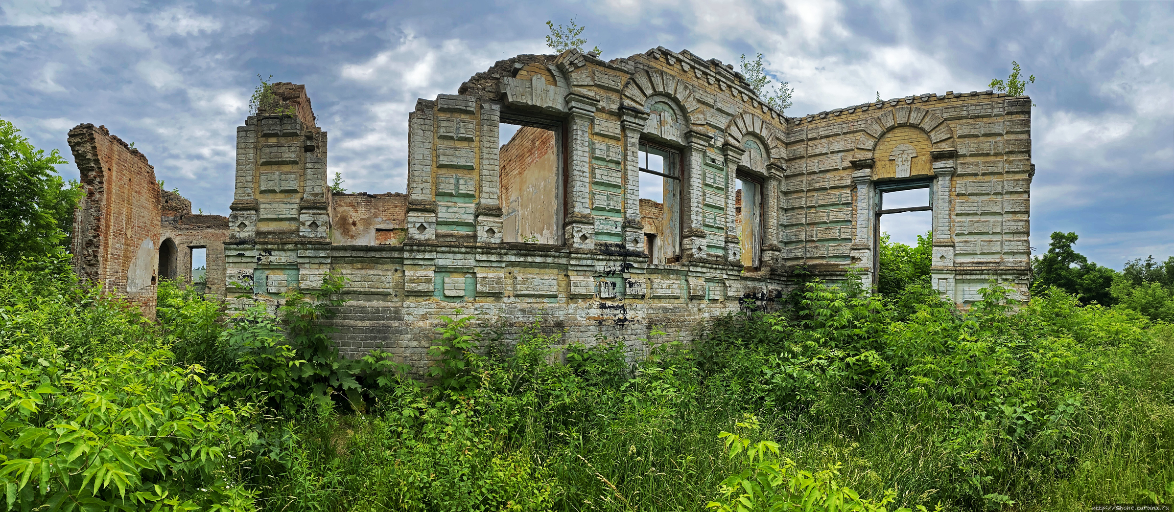 Развалины усадьбы рода Остен-Сакен Немешаево, Украина