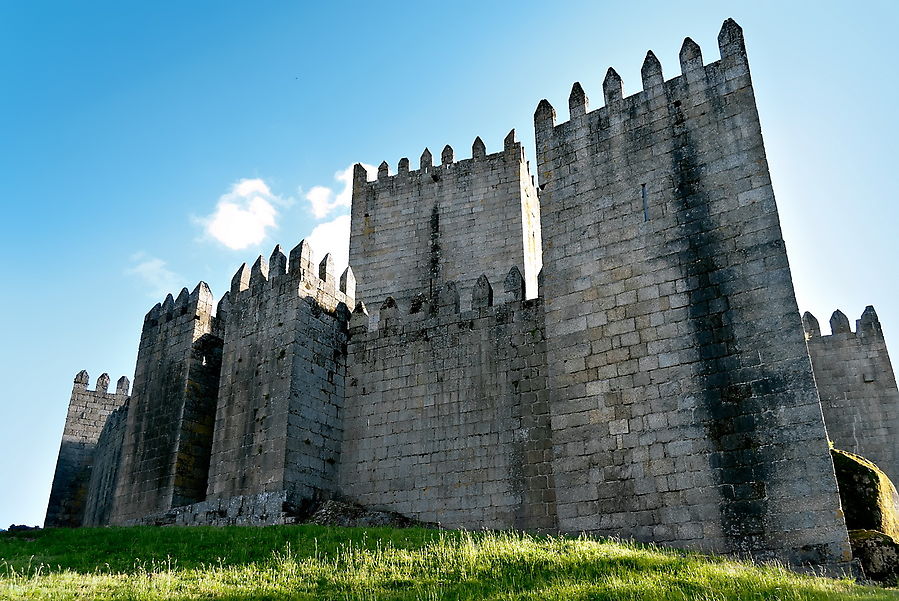 Здесь впервые было провозглашено независимое королевство Португалия. Случилось это в 1139 году. Гимарайнш, Португалия