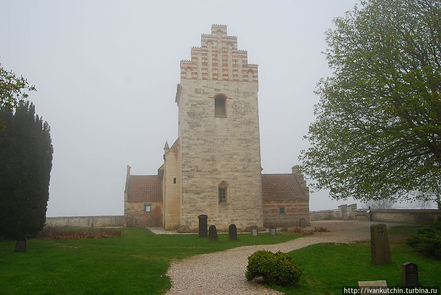 Старая церковь в тумане Зеландия, Дания