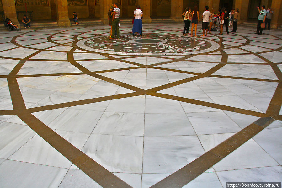 во внутреннем дворике все гармонично и сильно, в том числе и мраморный пол с красивейшим рисунком Монастырь Монтсеррат, Испания