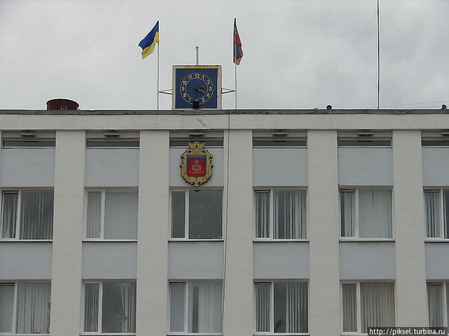 Здание мэрии украшает герб города Коростень, Украина