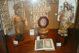 Экспонаты XVI века: в центре Святое Семейство (Sagrada Familia), справа-Святая Розария (Nossa Senhora do Rosario).