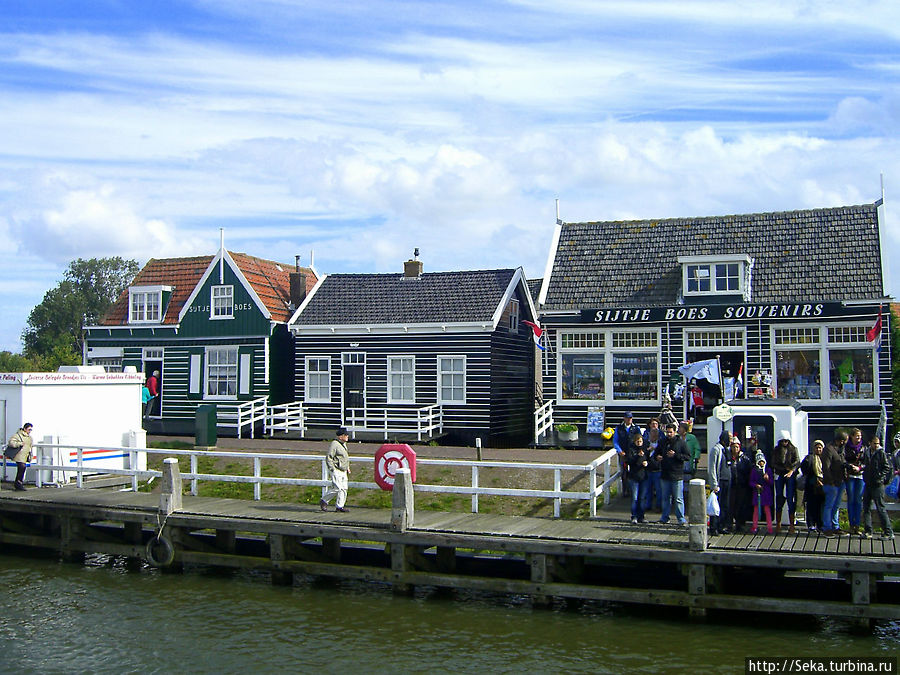 Люди ждут наш кораблик, чтобы отплыть в Волендам Остров Маркен, Нидерланды