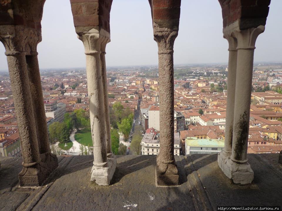 Пиацца Комунэ,Торраццо: вид со смотровой площадки Кремона, Италия