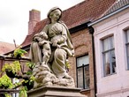 «Дева Мария с младенцем», перед собором Нотр-Дам, Брюгг. Фото из интернетае