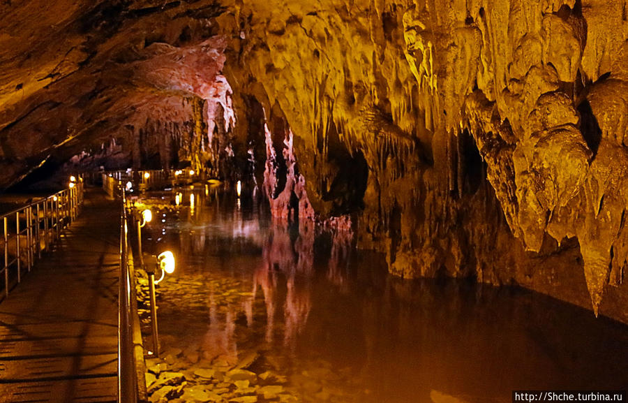 так выглядят широкие подземные залы с деревянными мостиками над водою Просотсани, Греция