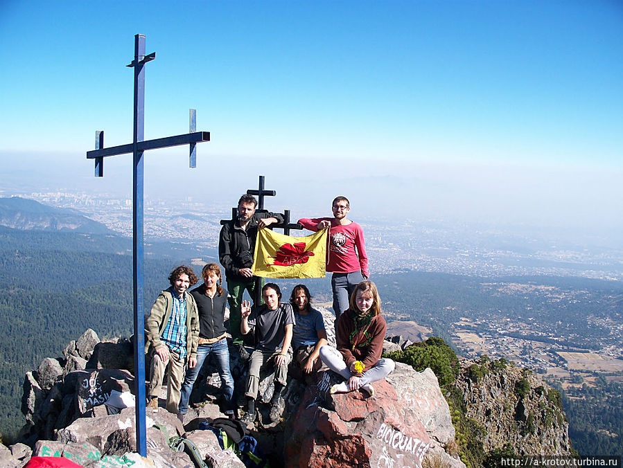 На вершине пика (несколько крестов и мы с флагом Академии вольных путешествий) Мехико, Мексика