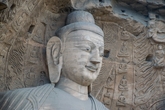 Статуя Будды Шакьямуни в позе медитации высотой 13,7 метров, пещерный комплекс Юньган, Датун, Шаньси, Китай.