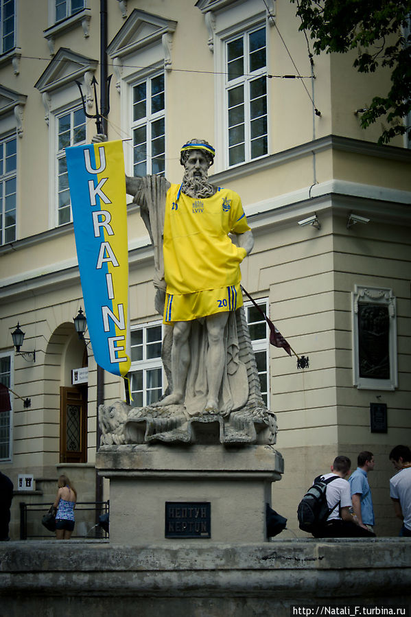 Площадь Рынок. Статуи наряжены в этот раз в футбольную форму по случаю приближающегося Евро 2012.
