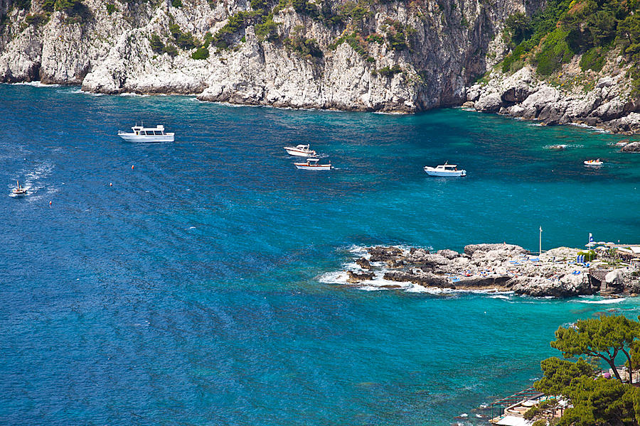Вокруг острова можно покататься на лодке с группой туристов, можно заказать приват. Остров Капри, Италия