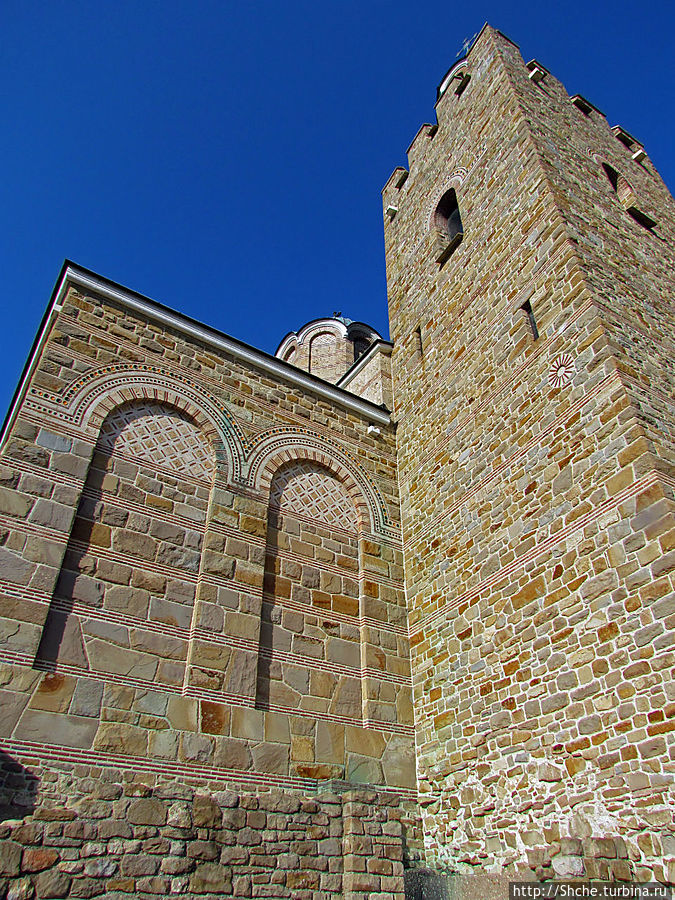 а это Балдуиновая башня, вплотную пристроенная к церкви (или скорее наоборот, к ней пристроили церковь) Великое Тырново, Болгария