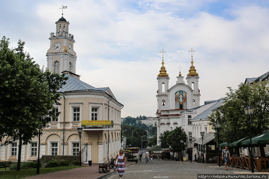 Ратуша (слева) и Воскресенская (Рынковая) церковь, восстановленная, (справа). Витебск, Беларусь