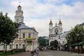 Ратуша (слева) и Воскресенская (Рынковая) церковь, восстановленная, (справа).